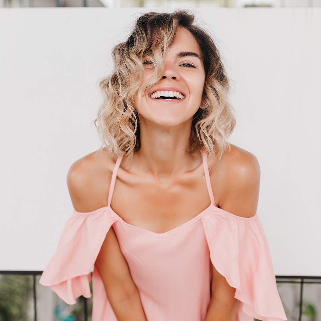 Eleganckie bluzki damskie na wesele 2023 w modnych stylizacjach – jakie fasony i kolory wybrać?